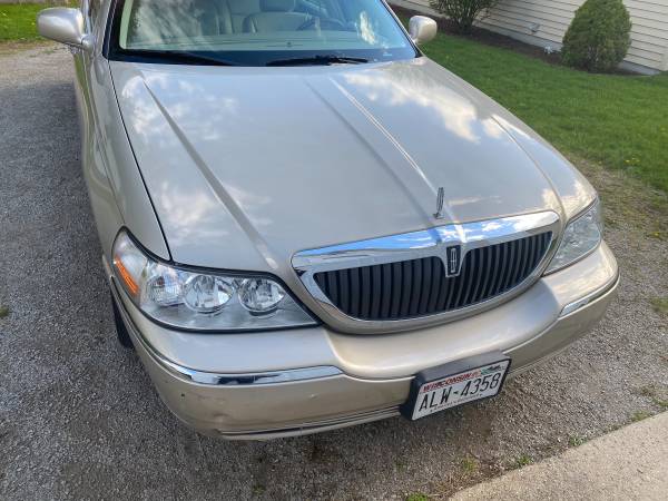 2007 Lincoln Town Car Signature Limited - Low Miles, Loaded, Nice! for sale in Oshkosh, WI – photo 3