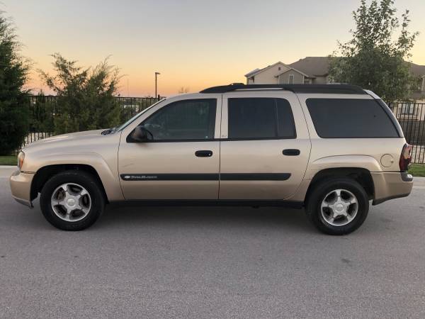 2004 Chevrolet Trailblazer EXT 116k!! 3rd row! Tow hitch! - cars &... for sale in Austin, TX – photo 2