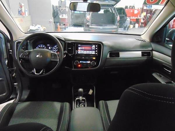 2018 Mitsubishi Outlander 4WD 4D Sport Utility / SUV SE for sale in Cedar Falls, IA – photo 13