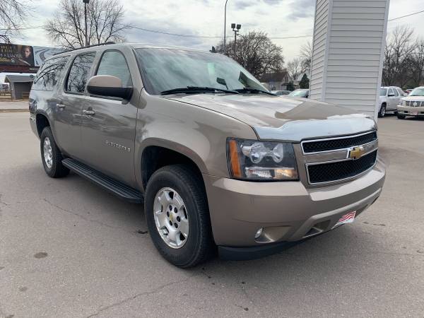 2007 Chevrolet Suburban LT 4x4/3rd Row Seating! - cars & for sale in Grand Forks, ND – photo 4