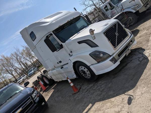 2009 Volvo VNL670 , D13 Engine 485HP, 720K Miles Truck Needs Work for sale in Chicago, IL – photo 2
