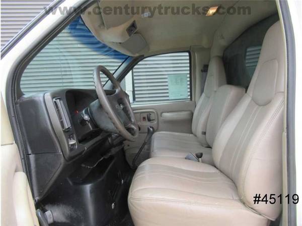 2003 Chevrolet 7500 Regular Cab White Great Price WHAT A DEAL for sale in Grand Prairie, TX – photo 20