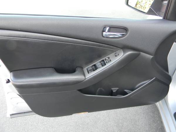 2008 Nissan Altima Hybrid --- leather -navigation - backup camera for sale in Costa Mesa, CA – photo 6
