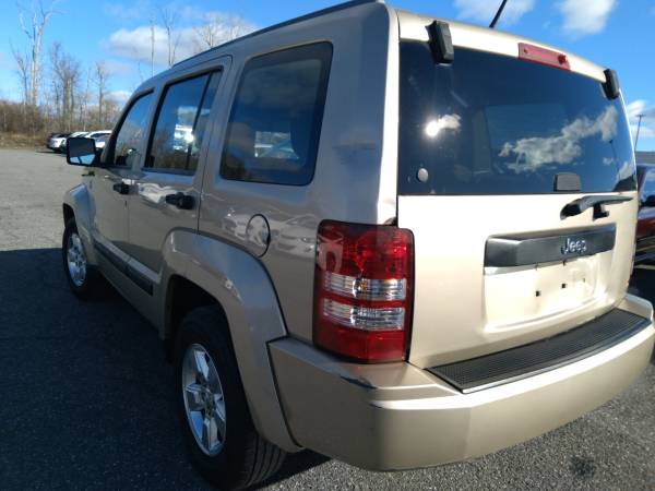 2011 jeep liberty 4x4 - cars & trucks - by owner - vehicle... for sale in Bridgeport, CT – photo 2