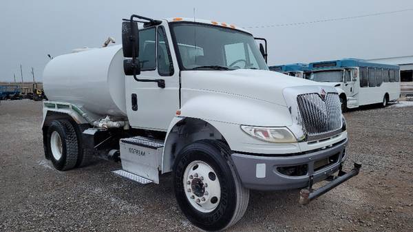 2015 International 4300 Cummins 2000 Gallon Water Tank Truck Sprayer for sale in Oklahoma City, OK – photo 4