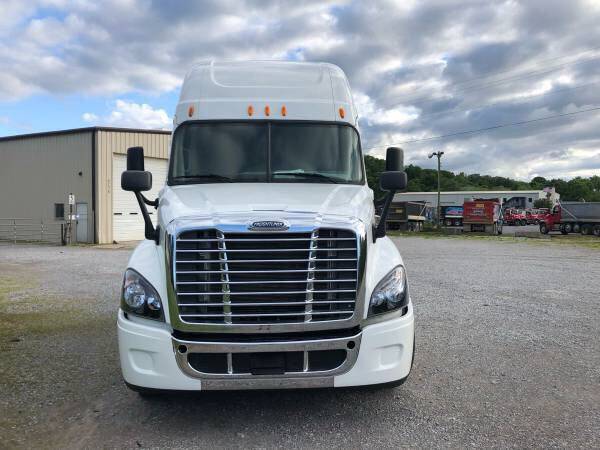 2017 freightliner cascadia , low miles obo for sale in Knoxville, TN – photo 5