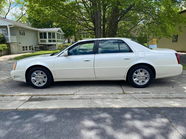 sharp 2001 Cadillac dts SUPER CLEAN NO RUST (pearl white) - cars & for sale in Wauconda, WI – photo 3