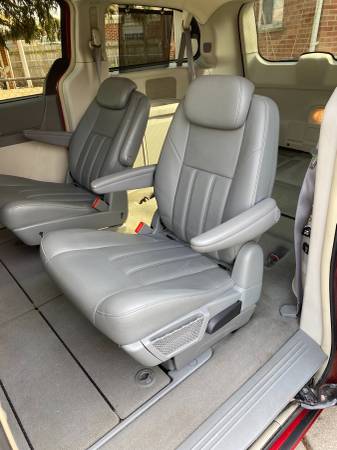 2009 Chrysler town and country for sale in Oak_Park, MI – photo 4