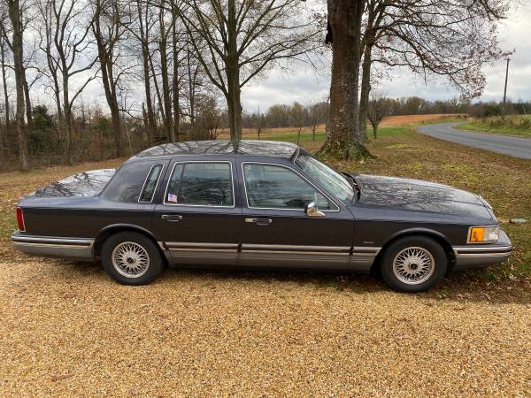 93 Lincoln Towncar - cars & trucks - by owner - vehicle automotive... for sale in Fredericksburg, VA – photo 3