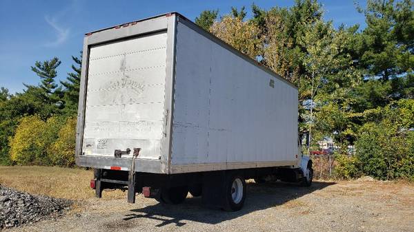 1997 International 4700 DT466E 26ft Box for sale in Grove City, OH – photo 3