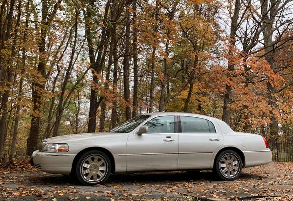 2004 Lincoln Town Car ULTIMATE, low miles, Loaded! - cars & trucks -... for sale in Radcliff, KY – photo 2
