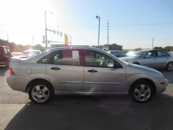 2006 Ford Focus ZX4 Sedan - Automatic/Wheels/Roof/Low Miles - 117K!!... for sale in Des Moines, IA – photo 5