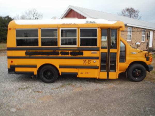 *** 1-OWNER 2006 FORD E-350 SCHOOL BUS *** - cars & trucks - by... for sale in Greenbrier, TN – photo 2