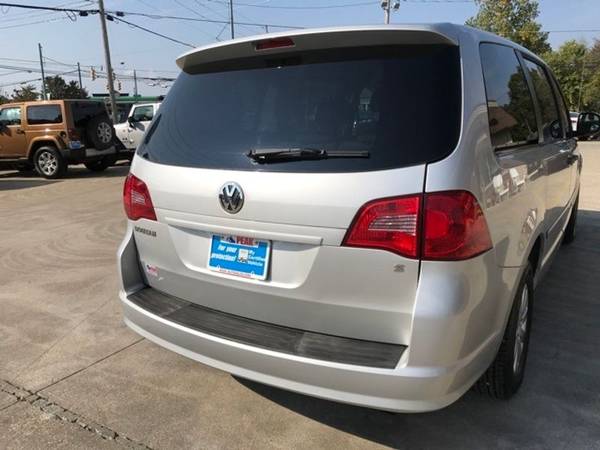 2009 *Volkswagen* *Routan* *S* - cars & trucks - by dealer - vehicle... for sale in Medina, OH – photo 10