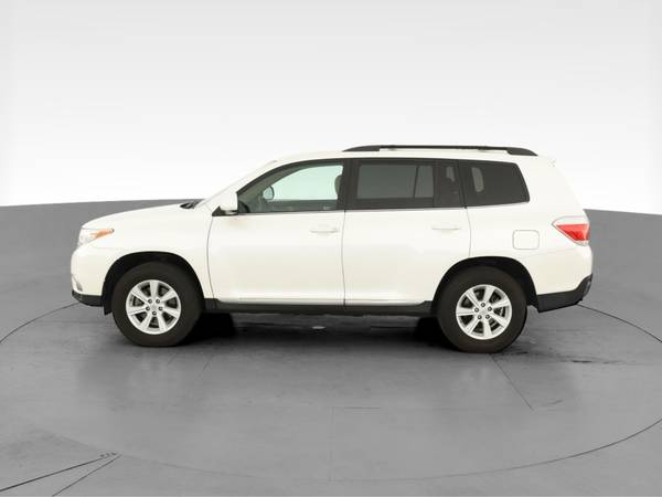 2013 Toyota Highlander Plus Sport Utility 4D suv White - FINANCE -... for sale in Bakersfield, CA – photo 5