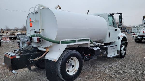 2015 International 4300 Cummins 2000 Gallon Water Tank Truck Sprayer for sale in Oklahoma City, OK – photo 6