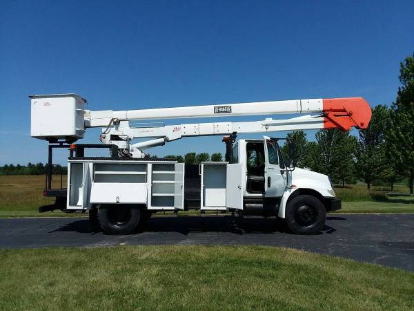 53k Miles 60' Material Handling 2004 International 4300 Bucket Truck for sale in Hampshire, WI – photo 3