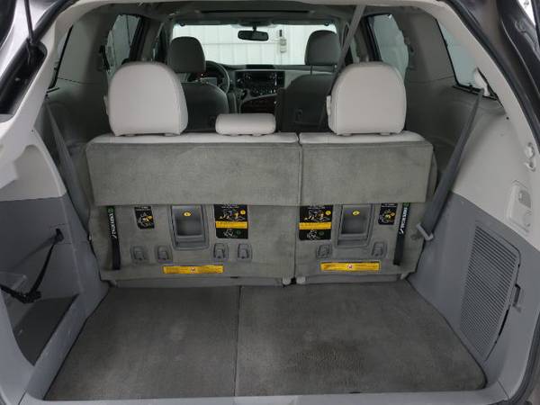 2013 Toyota Sienna XLE FWD 8-Passenger V6 EnterVan Leather 43,000 Mi. for sale in Caledonia, IN – photo 6