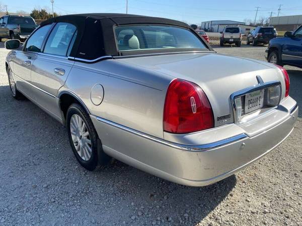 2004 LINCOLN TOWN CAR ***69,000 MILES***NO ACCIDENT LUXURY SEDAN... for sale in VALLLEY FALLS, KS – photo 6