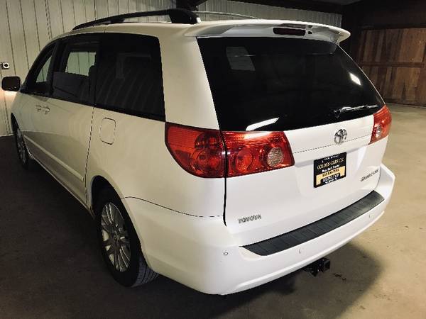 2007 Toyota Sienna XLE FWD - - by dealer - vehicle for sale in Madison, WI – photo 7
