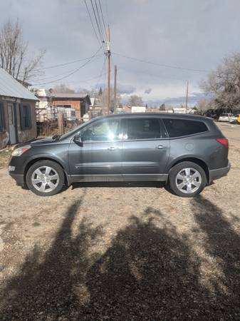 Chevy Traverse 2009 LTZ lightly used great family car - cars &... for sale in Las Vegas, NM – photo 2