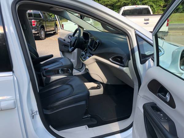 2018 Chrysler Pacifica Touring-L mini-van White for sale in Pittsboro, NC – photo 10
