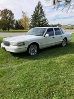 1995 Lincoln Town Car Signature Series - cars & trucks - by owner -... for sale in Carleton, MI – photo 6