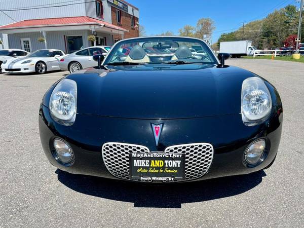 Look What Just Came In! A 2006 Pontiac Solstice with only for sale in South Windsor, CT – photo 2