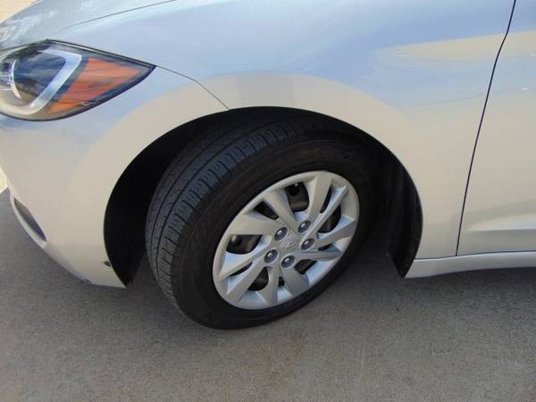 2017 Hyundai Elantra Se (Mileage: 36,842) for sale in Devine, TX – photo 17