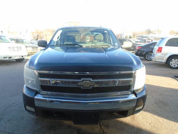 07 Chevy Silverado Ext Cab LT 4WD - cars & trucks - by dealer -... for sale in Sioux City, IA – photo 3