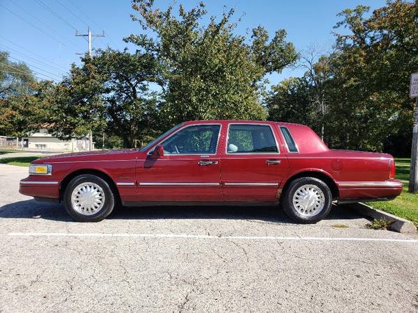 1997 LICOLN TOWN-CAR LOADED RUNS $ DRIVES GREAT for sale in Kenosha, WI – photo 6