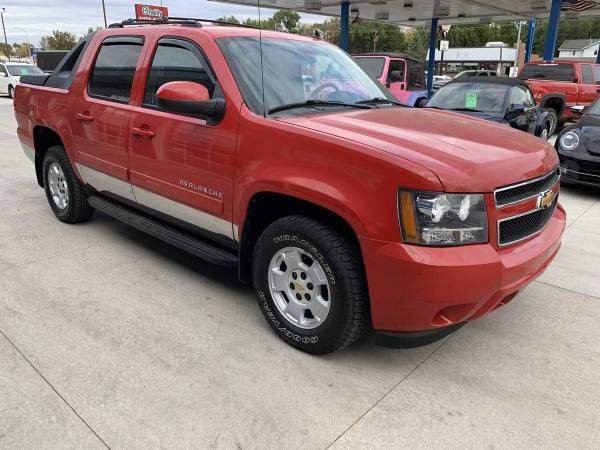 ★★★ 2012 Chevrolet Avalanche 4x4 / ONLY 99k Miles! ★★★ - cars &... for sale in Grand Forks, ND – photo 4