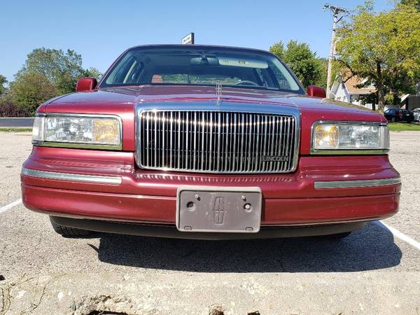 1997 LICOLN TOWN-CAR LOADED RUNS $ DRIVES GREAT for sale in Kenosha, WI – photo 5