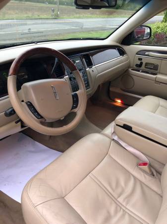 2009 Lincoln Town Car **LOW MILES** for sale in Lockport, NY – photo 4