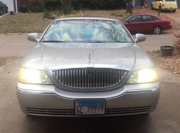 2004 Lincoln town car low miles!!!!! - cars & trucks - by owner -... for sale in 62225, MO – photo 4