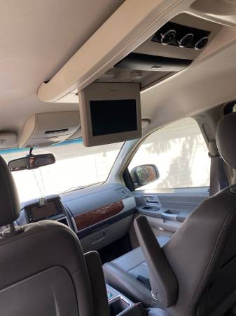 2009 Chrysler town and country for sale in Oak_Park, MI – photo 7
