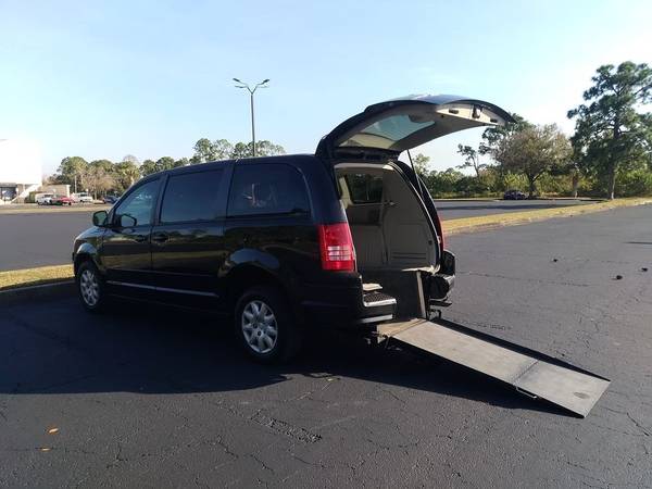 Handicap van - 2008 Chrysler Town & Country - - by for sale in Melbourne , FL – photo 2