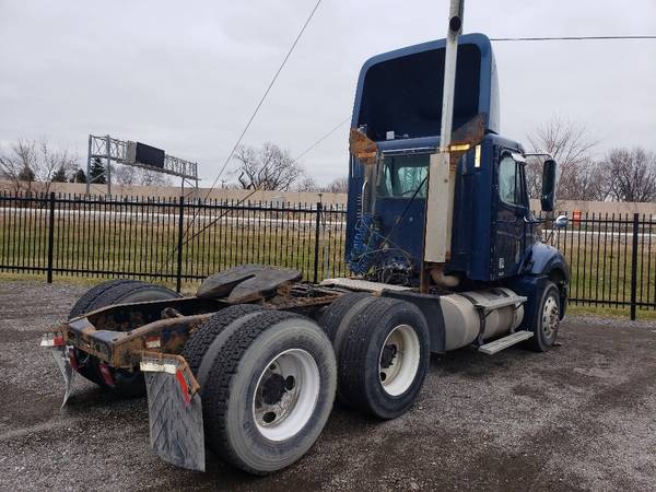 2006 Freightliner Columbia - cars & trucks - by dealer - vehicle... for sale in Shorewood, IL – photo 2