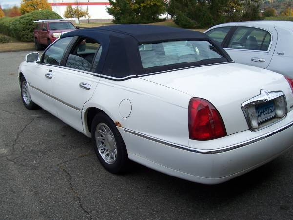 2000 LINCOLN TOWN CAR SIGNATURE - cars & trucks - by owner - vehicle... for sale in New Milford, CT – photo 4