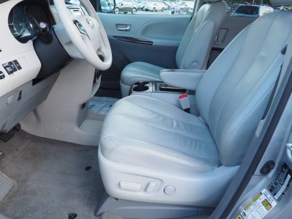 2013 Toyota Sienna XLE 7-Passenger Auto Access Seat for sale in Frederick, MD – photo 11