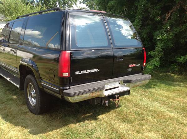 GMC Suburban 2500 SLE LOADED-4x4-LOW MILES 1 owner BLACK for sale in Remington, IN – photo 4