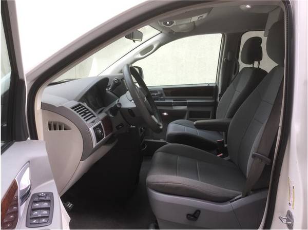 2010 Chrysler Town & Country Touring*BASEBALL MOM APPROVED!*CALL NOW!* for sale in Hickory, NC – photo 4