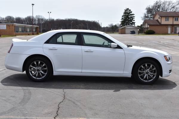 2014 CHRYSLER 300S MINT CONDITION ALL WHEEL DRIVE - cars & for sale in Dearborn, MI – photo 8