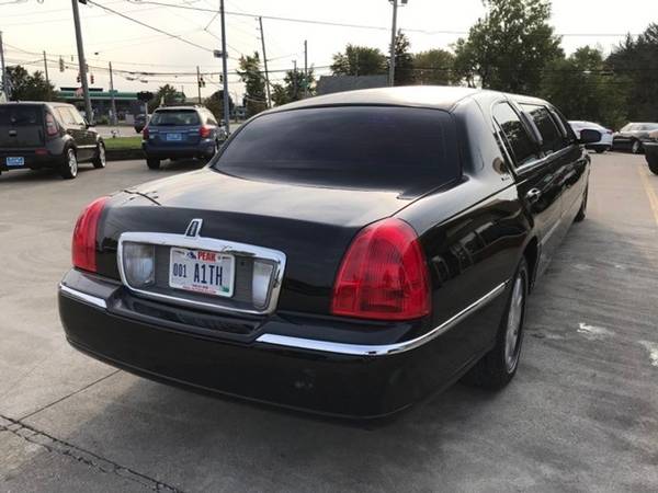 2003 *Lincoln* *Town* *Car* *Executive* - cars & trucks - by dealer... for sale in Medina, OH – photo 10