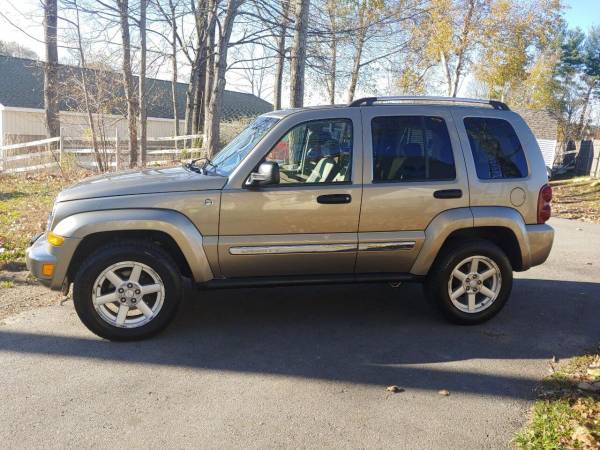 2007 Jeep Liberty Limited 4x4 ULTRA Clean - cars & trucks - by... for sale in Derry, NH – photo 2