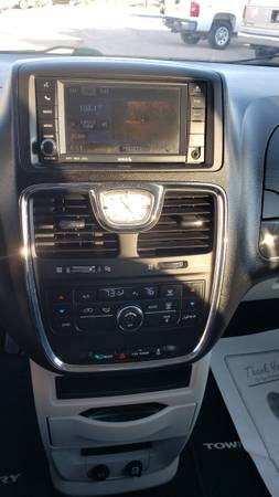 2011 CHRYSLER TOWN & COUNTRY - - by dealer - vehicle for sale in Lawton, IA – photo 17