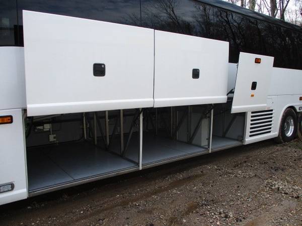 3) 2018 MCI J4500 56 Passenger Luxury Coach Bus RTR 1024836-01-03 for sale in Dayton, NJ – photo 4