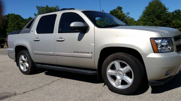07 CHEVY AVALANCHE LTZ- 1 OWNER, ALL OPTIONS, DVD, SUPER CLEAN/ SHARP! for sale in Miamisburg, OH – photo 3
