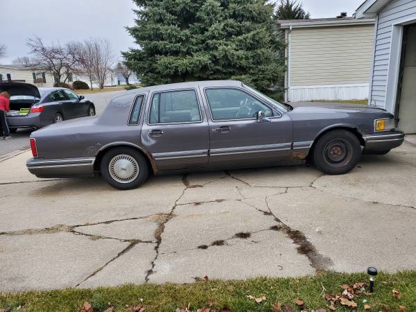 1991 Lincoln Town Car - cars & trucks - by owner - vehicle... for sale in Portage, IL – photo 4