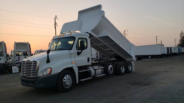 2013 FREIGHTLINER CASCADIA - - by dealer - vehicle for sale in Bakersfield, CA – photo 4